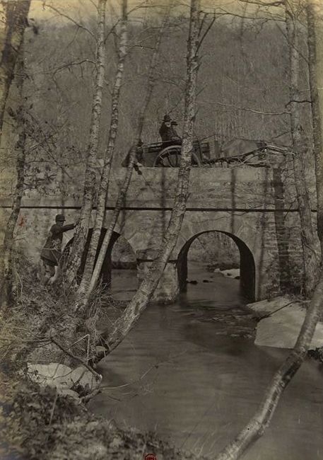 Le Ponte de Bourbe-Noire - Tiré de l'ouvrage L'Equipage du marquis de Chambray - Photos de Maurice de Gasté (1894) - Bnf (Gallica)